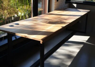 Dlouhý pracovní stůl z masivního dřeva