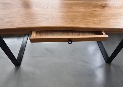 Dubový stůl s ocelovými nohami