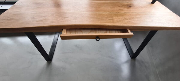 Dubový stůl s ocelovými nohami