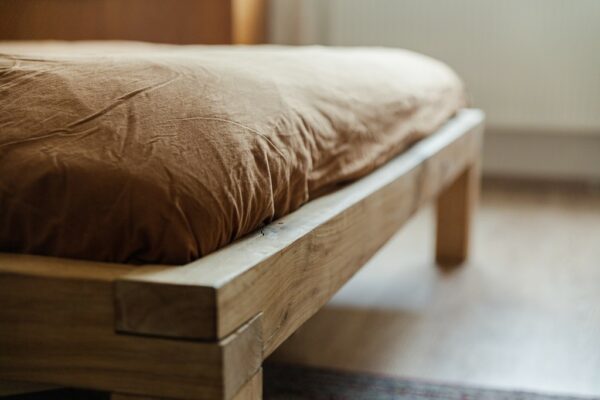Manželská postel z trámů