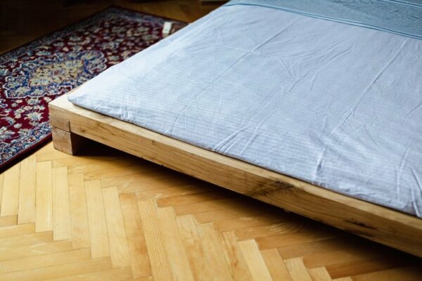 Rám nízké dřevěné postele