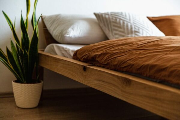 Manželská postel z dubových trámů s čelem