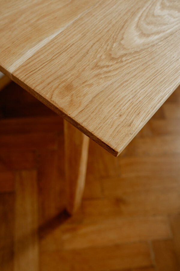 Dubový stůl s dřevěnými nohami Shore Haven